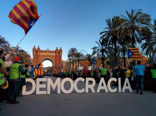 Manifestación por el juicio del 9N contra Artur Mas, Joana Ortega e Irene Rigau