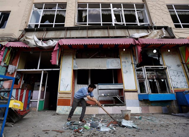 Limpieza tras un atentado en Kabul