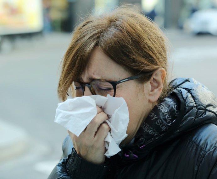 Gripe, resfriado, constipado, constiparse, mujer tosiendo, toser, tos