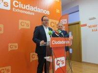 Cs se ve "muy lejos" de "asomarse" a un gobierno del PSOE o del PP en Extremadura por la "intervención" de la región