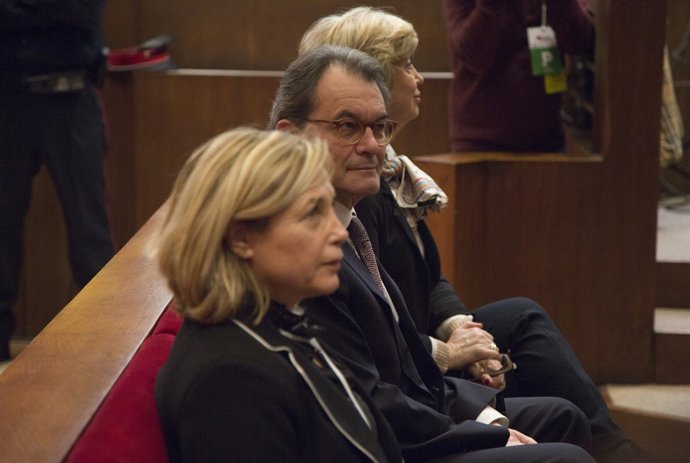Artur Mas al costat de les dues conselleres al banc dels acusats