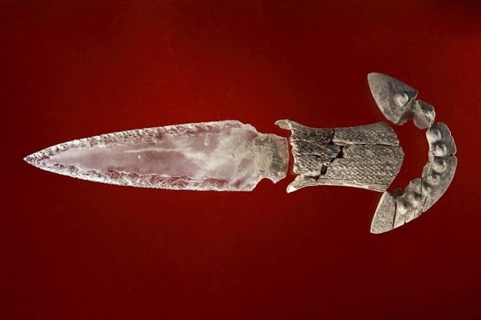 Puñal de hoja de cristal de roca y enmangue de marfil de Montelirio