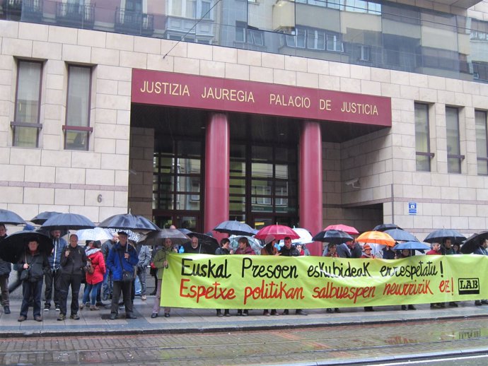        Concentración De LAB Ante Los Juzgados En Bilbao                     