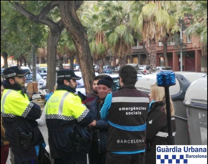 Un 'youtuber' denunciat per humiliar a un 'sense sostre'