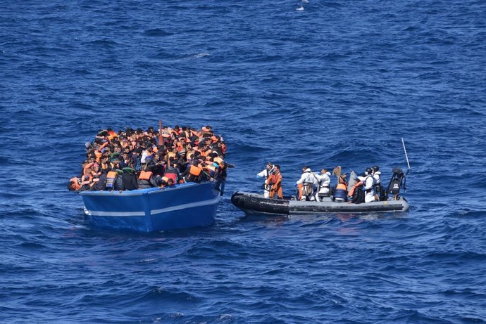 Los militares españoles rescatan a 500 personas en el Mediterráneo