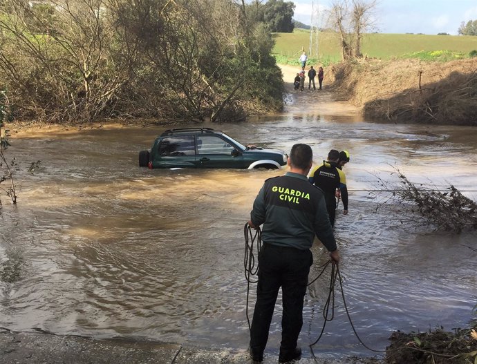 Rescate de la Guardia Civil en el río Hozgarganta