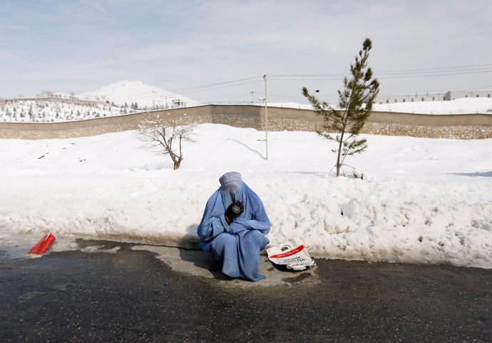 Una mujer con burka en una de las zonas afectadas por las nevadas