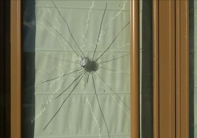 Imagen de la sede de IU en San Fernando tras el ataque