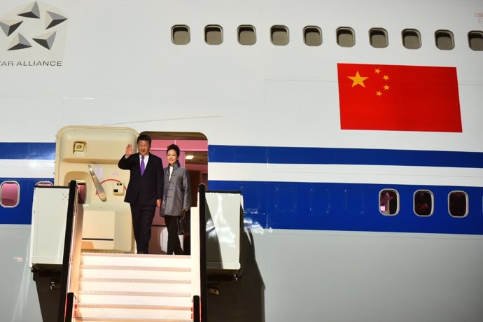 Jinping y su esposa bajan del avión a su llegada a Gran Canaria