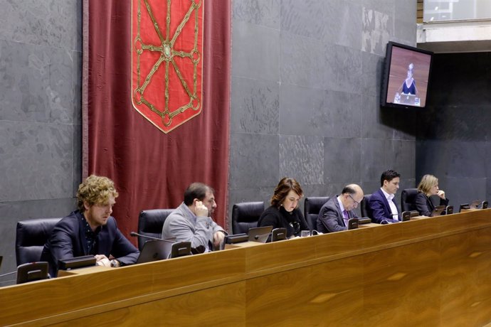 Mesa del Parlamento de Navarra.