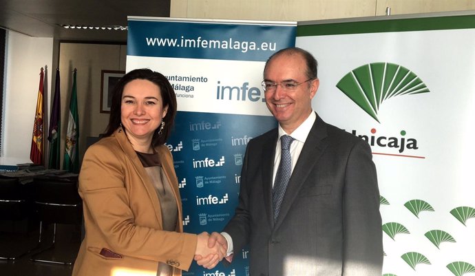 Martín Rojo y Alba Torres en la firma convenio entre Unicaja y Ayuntamiento 