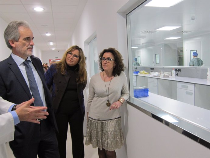 Alonso (izda.) en la visita a la Farmacia del Reina Sofía