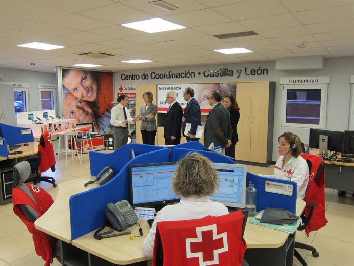 Alicia García visita el Centro de Coordinación de Cruz Roja