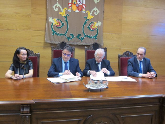 Firma del protocolo entre Junta y Juzgados de Cáceres para mediación familiar