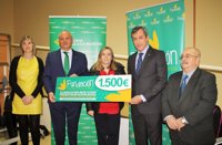 Caja Rural C-LM entrega 1.500 euros a la Asociación de Esclerosis Múltiple de Guadalajara para su servicio de transporte