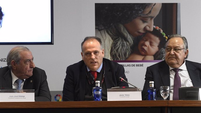 Javier Tebas en la entrega de fondos del Champions for life