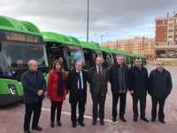 Un total de 14 nuevos autobuses interurbanos de gas natural darán servicio a varias líneas del sur de la región