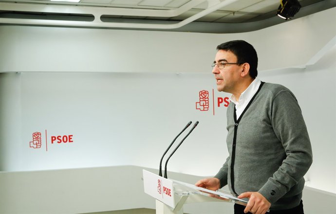 El portaveu de la Gestora, Mario Jiménez, a la seu del PSOE