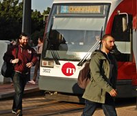 FGV lanza la campaña 'El mòbil, quan toque' para evitar accidentes en los pasos a nivel