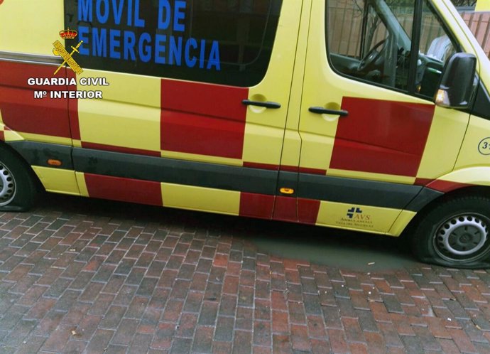 Imagen de los neumáticos de la ambulancia tras los daños