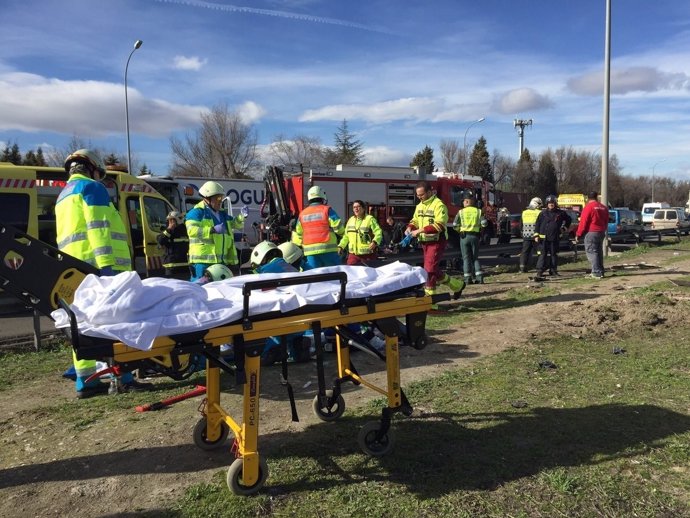 Efectivos de emergencias en el lugar del accidente