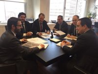 El alcalde de Lora se reúne con el presidente de ADIF para "dar pasos" en el paso a nivel de Hytasa