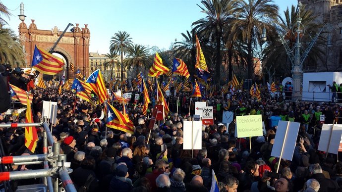 Manifestació pel judici del 9N a A.Mas, J.Ortega i I.Rigau