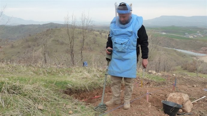 Un artificiero realiza tareas de desminado en el Kurdistán iraquí