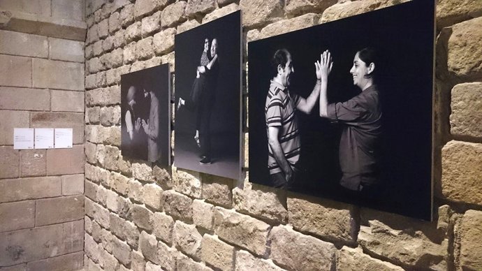 Els veïns del Raval protagonitzen l'exposició 'Llums #RavalKM0'