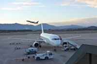 El aeropuerto de Girona recibe los primeros vuelos especializados en turismo de invierno