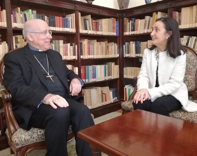 La subdelegada del Gobierno en Huelva, Asunción Grávalos, con José Vilaplana. 