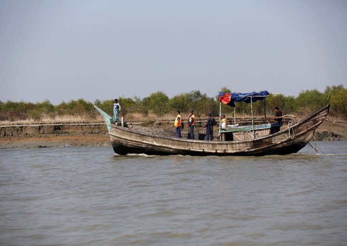 Un barco de la guarda costera de Bangladesh
