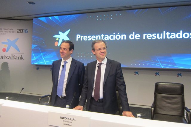 El consejero delegado de CaixaBank, G.Gortázar, y el presidente, J.Gual
