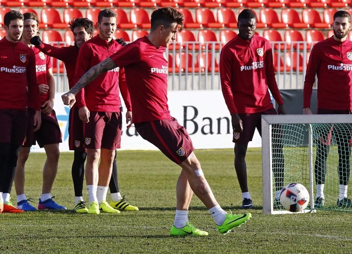 Lucas Hernández mira el golpe de Giménez en el entrenamiento del Atlético