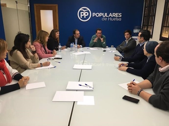 El presidente del PP de Huelva, Manuel Andrés González, con directores de centro