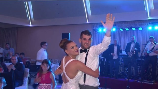 Un hombre discapacitado se levanta  silla de ruedas para bailar con su hermana 