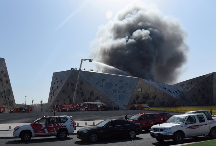 Los bomberos trabajan para apagar el Centro  Cultural Jaber Al Ahmad en Kuwait