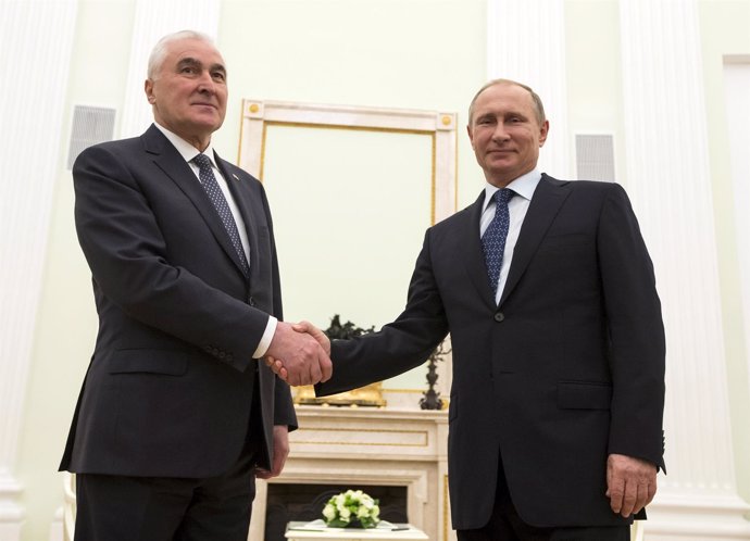 Putin y el presidente de Osetia del Sur, Leonid Tibilov
