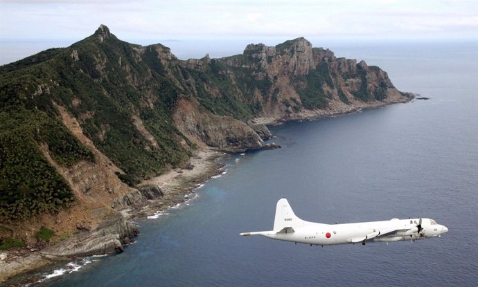 Avión militar japonés sobrevuela las disputadas islas Senkaku