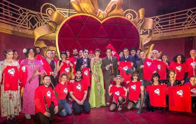 Castaño (centro) y el elenco de 'Cabaret' se suman a la campaña por la donación