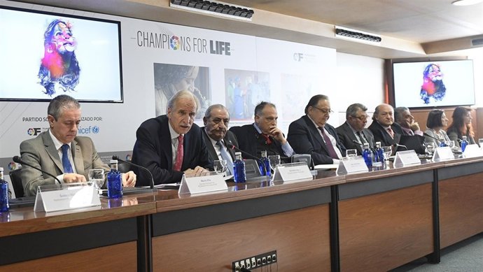 Entrega de fondos solidarios del Champions for life