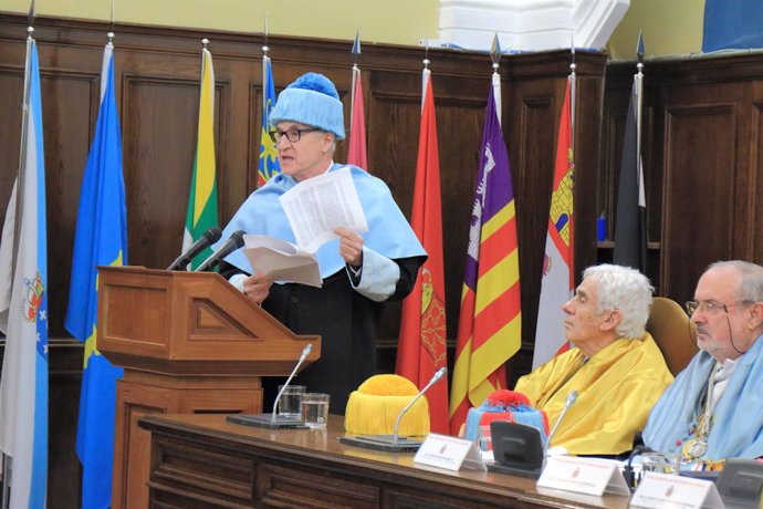 El doctor Almagro Gorbea, durante su discurso de ingreso.