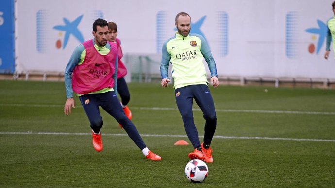 Iniesta y Busquets en un entrenamiento con el FC Barcelona