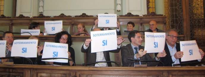 Concejales del PP muestran carteles a favor del soterramiento