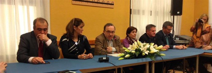 El rector de la UMU en el centro de la imagen en el desayuno informativo