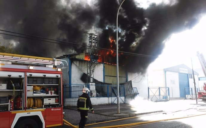 El incendio de la nave industrial a la llegada de los bomberos