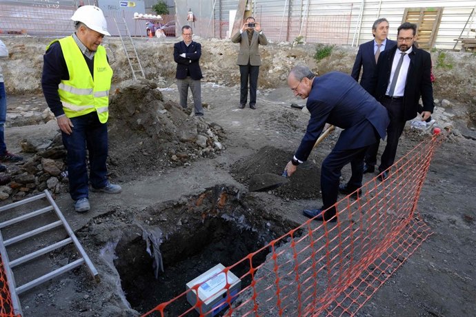 Alcalde de Málaga coloca primera piedra VPO calle calvo