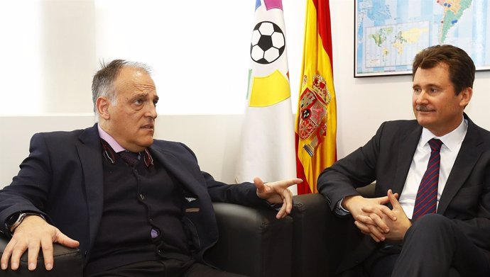 Javier Tebas, presidente de LaLiga, y Anatoliy Scherba, embajador de Ucrania 