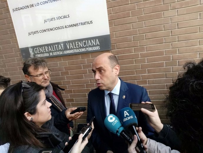 Gabriel Echávarri atiende a los medios este viernes