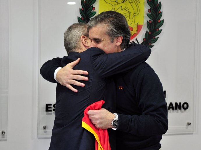 Blázquez abraza a Dueña en su despedida 